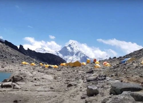 Island Peak vs Lobuche East: Which Peak Should You Climb?