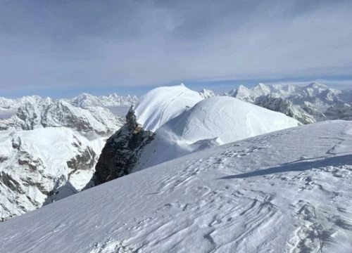 Island Peak vs Mera Peak