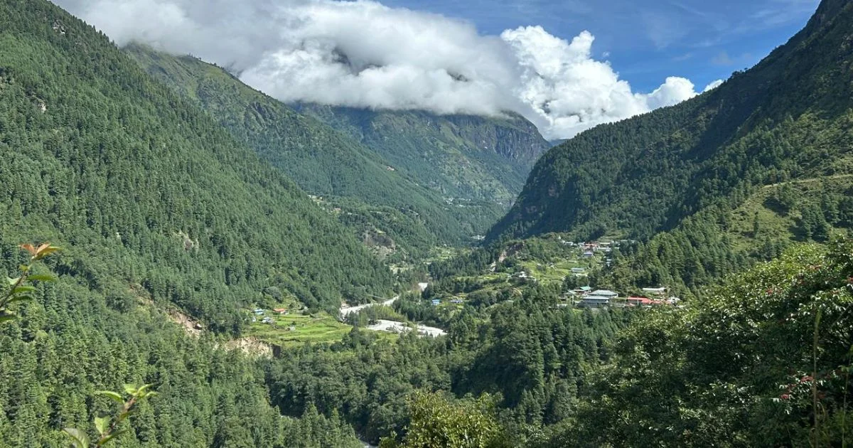 On the way to Phakding 