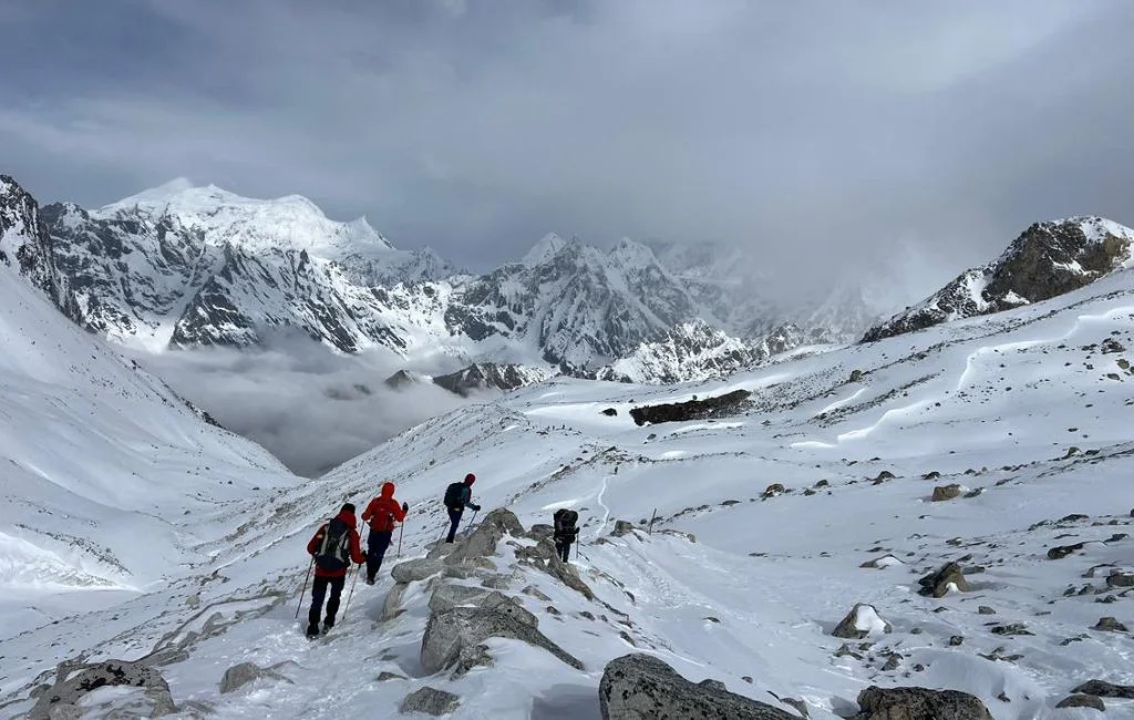 Larkela pass during the manaslu circuit trek