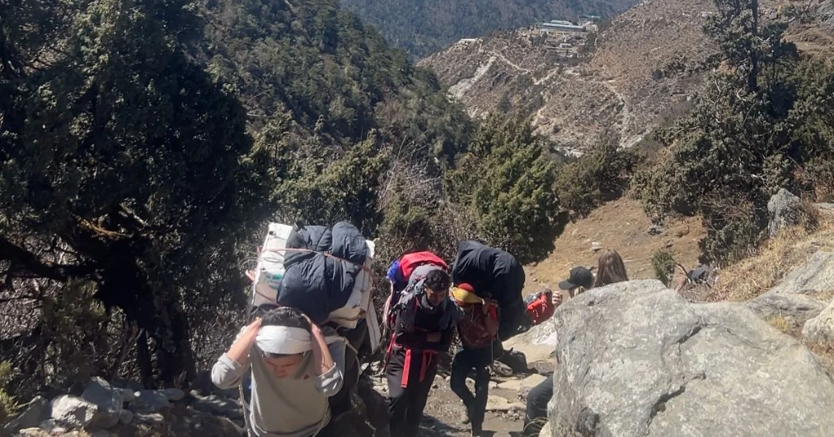 Guide and porters in the mountains 