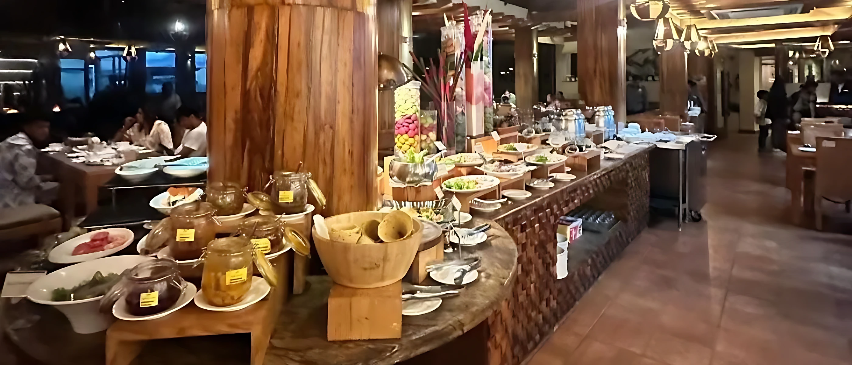 Luxury lodge dining experience 